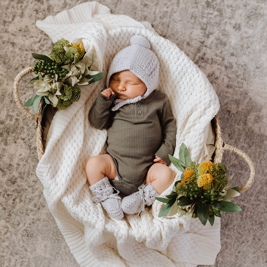 Set Newborn de Gorro + botitas tejidas a mano - Gris