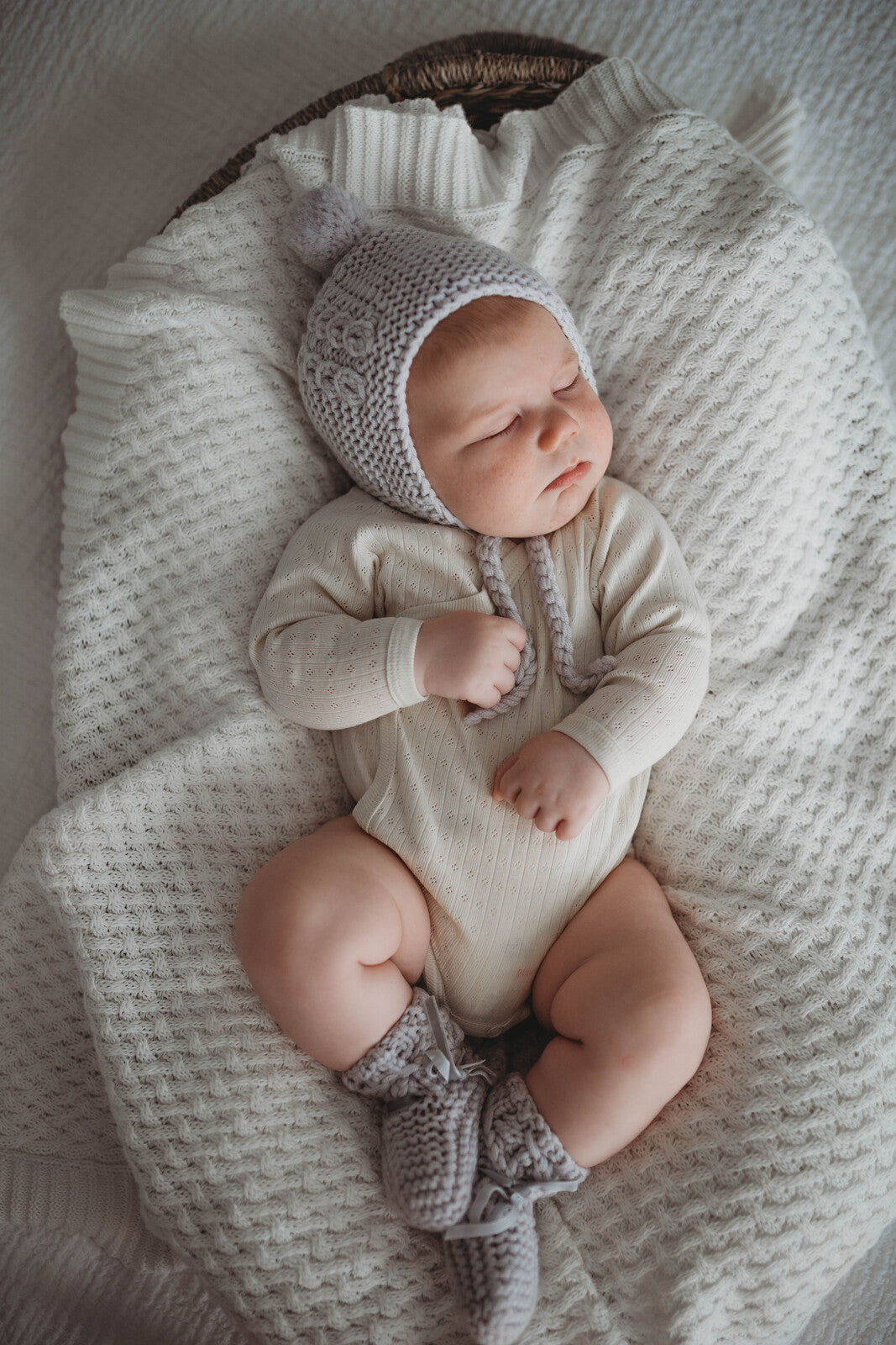 Set Newborn de Gorro + botitas tejidas a mano - Gris