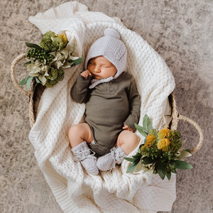 Set Newborn de Gorro + botitas tejidas a mano - Gris