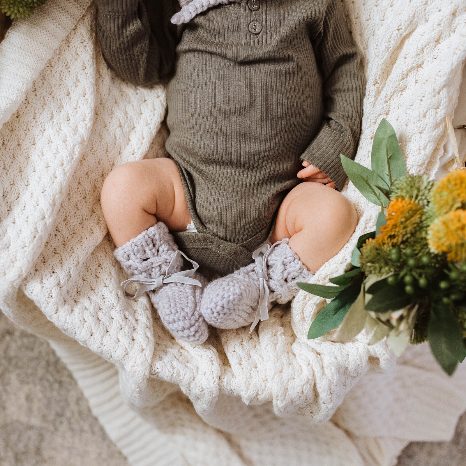 Set Newborn de Gorro + botitas tejidas a mano - Gris