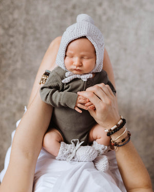 Set Newborn de Gorro + botitas tejidas a mano - Gris